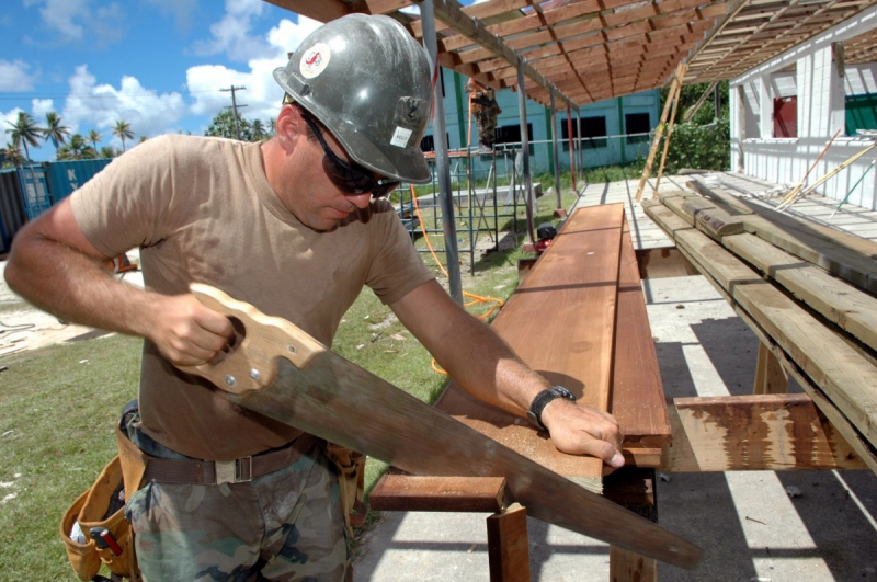 menuisier-LA CROIX VALMER-min_worker_construction_building_carpenter_male_job_build_helmet-893290